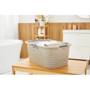 Cappuccino-farbener Rotho Wäschekorb Country (40 l) mit Rattanstruktur und Tragegriffen.