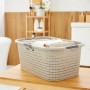 Cappuccino-farbener Rotho Wäschekorb Country (40 l) mit Rattanstruktur und Tragegriffen.