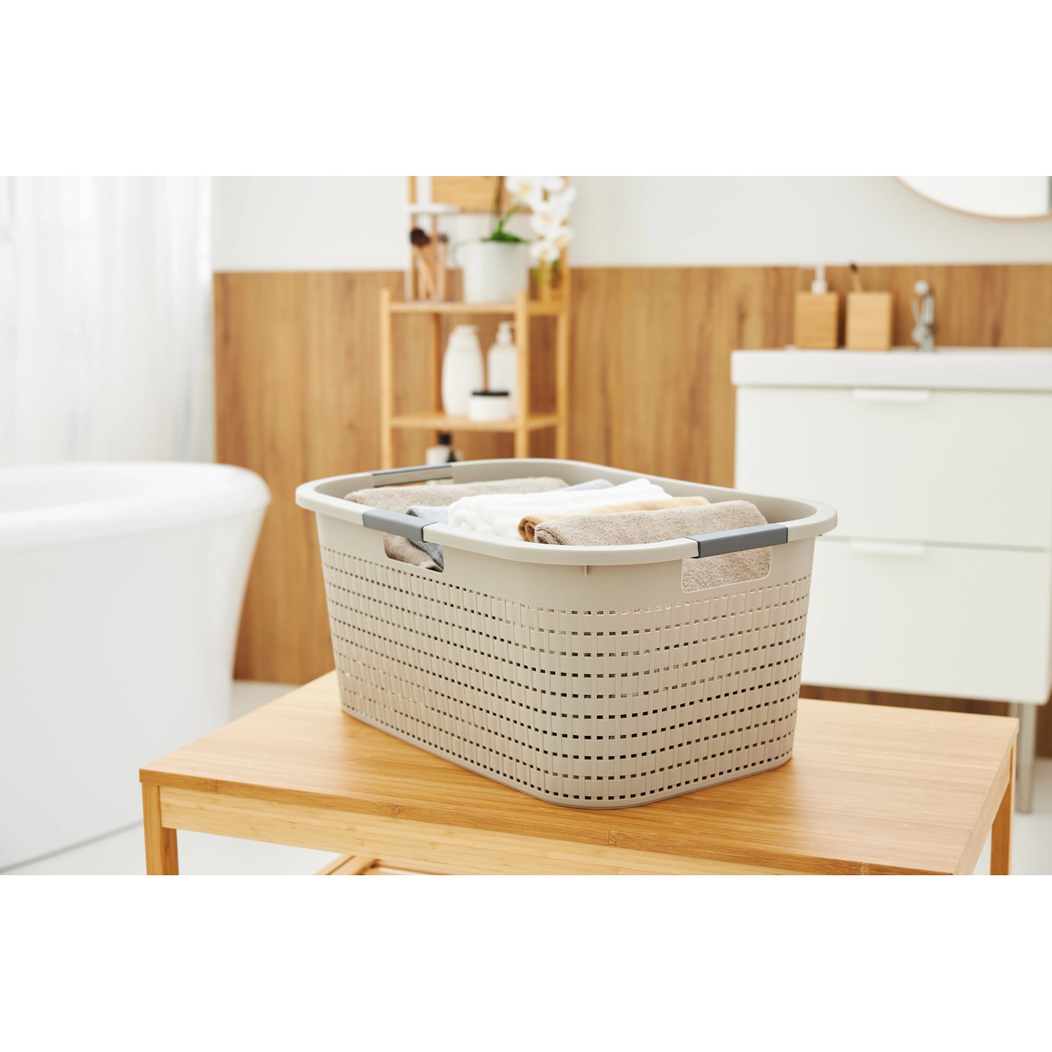 Cappuccino-farbener Rotho Wäschekorb Country (40 l) mit Rattanstruktur und Tragegriffen.