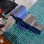 CCLIFE Schraubstock 100mm aus Gusseisen, blau, mit eingespanntem Werkstück.