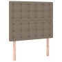 Boxspringbett Kopfteil in Taupe mit Stoffbezug und Knopfheftung.