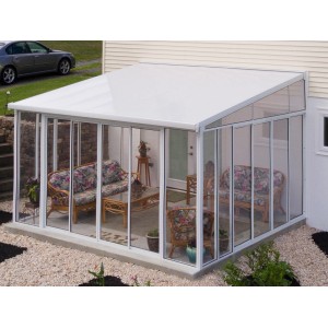 Weißer Palram Canopia SanRemo 4x4.35 Wintergarten mit Terrassenmöbeln.