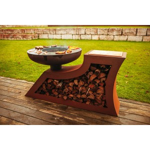 Ferrum Art Design Feuerstelle L-Form Rost mit Holz und Grillgut im Garten.