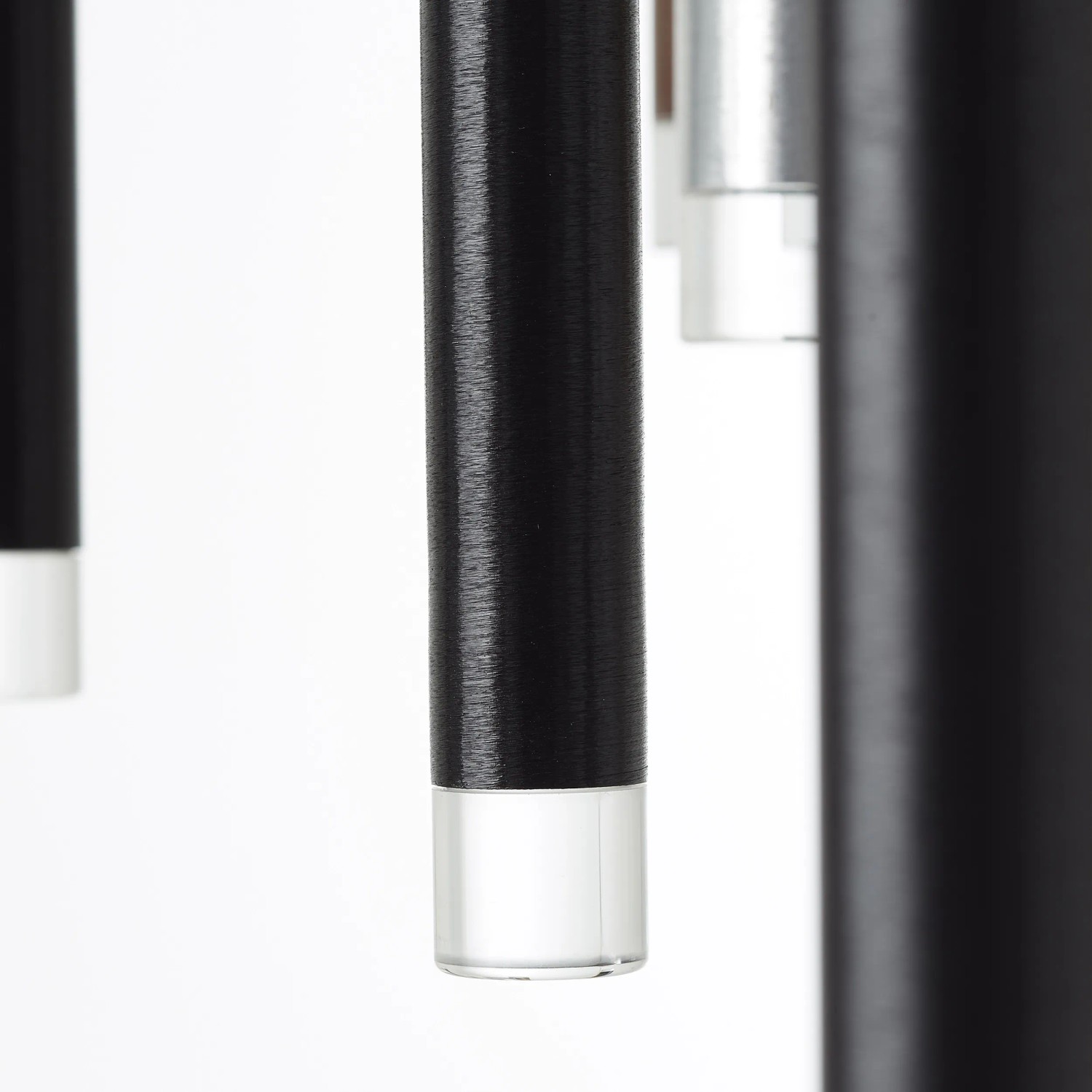 Detailaufnahme der 16-flammigen LED-Pendelleuchte Cembalo in Schwarz, Braun und Aluminium.