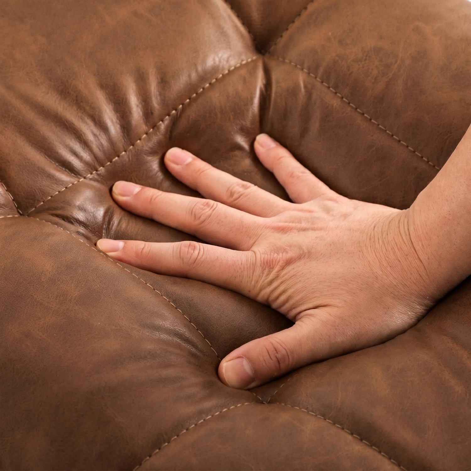 Braune gepolsterte HOMCOM Schuhbank aus Kunstleder. Hand drückt in den weichen Sitz für Komfort.