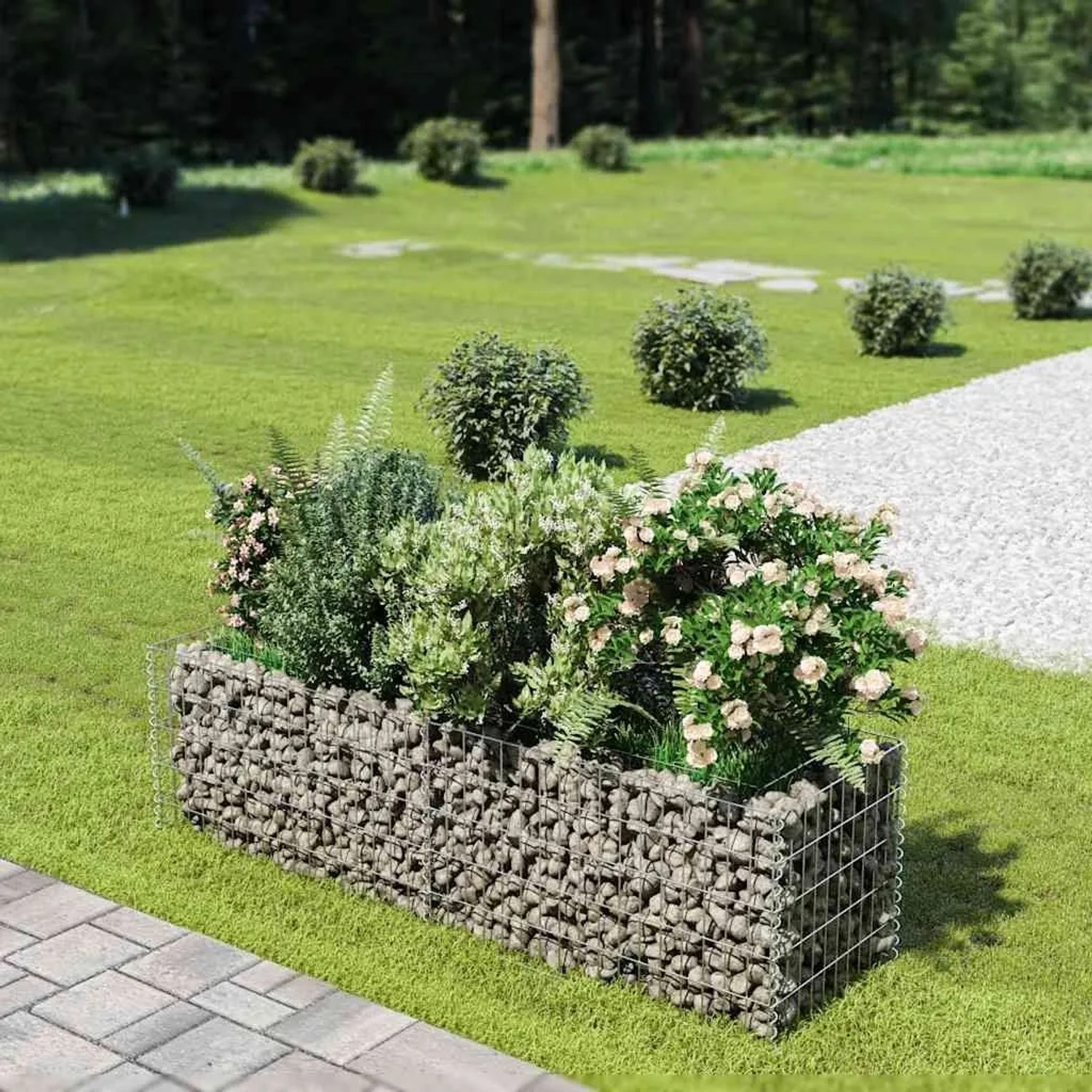 Rechteckiges Gabionen-Hochbeet aus verzinktem Stahl, mit Steinen gefüllt und Pflanzen, als Blumenkasten im Garten.
