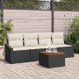 Schwarzes 5-tlg. vidaXL Garten-Sofa-Set aus Poly Rattan mit Tisch und beigen Kissen.