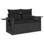 Schwarze 7-tlg. Garten-Sofagarnitur aus Poly Rattan mit Kissen und klappbaren Ablagen.