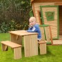 Axi Lisa Spielhaus mit Tisch und Bank, braun-grün, im Garten. Kind sitzt am Tisch.