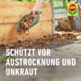 Anwendung von Compo Bio Eichendekor Mulch zur Unkrautbarriere im Garten.