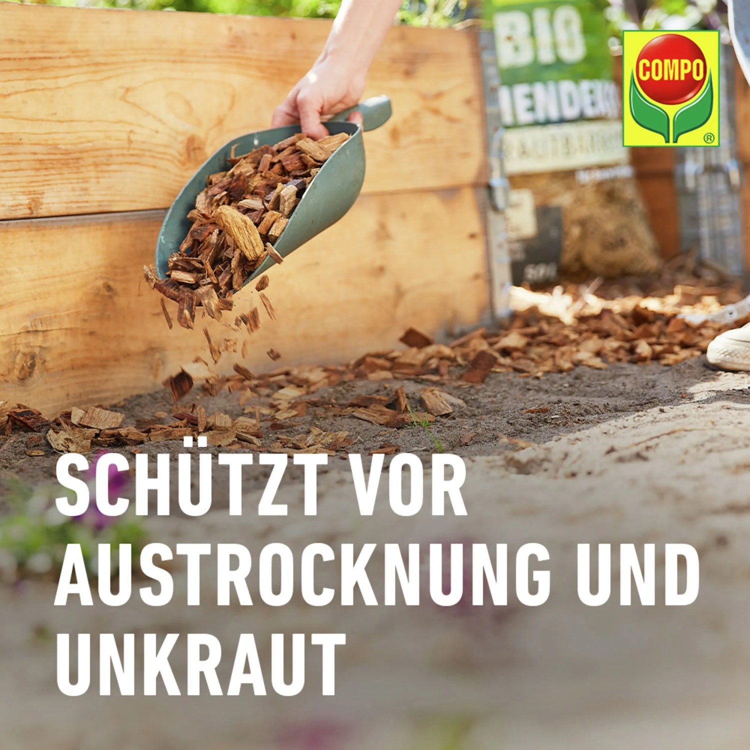 Anwendung von Compo Bio Eichendekor Mulch zur Unkrautbarriere im Garten.