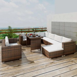 Braunes 10-tlg. vidaXL Garten-Lounge-Set aus Rattan mit cremeweißen Auflagen und Esstisch auf einer Terrasse.