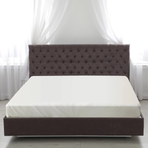 Beiges Bestlivings Spannbettlaken Cashmere Touch 100x200 cm auf einem Bett.