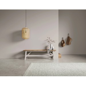 Raum mit Schöner Wohnen Kreidefarbe Küstennebel, Bank, Lampe und Teppich.