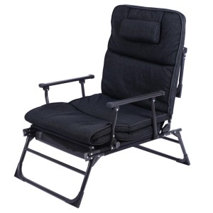 Schwarze 2-in-1 Gartenliege/Relaxsessel mit Polster und Kopfkissen.