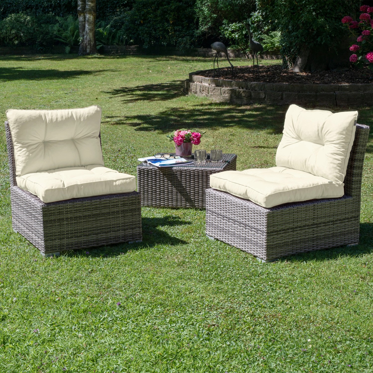 Beautissu XLuna Loungekissen, 60x60, Natur, auf Rattan Gartenmöbel im Garten.