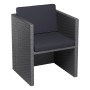 Sessel aus grauem Polyrattan mit anthrazitfarbenen Auflagen, Teil des Balkonmöbel-Sets Hazelton.