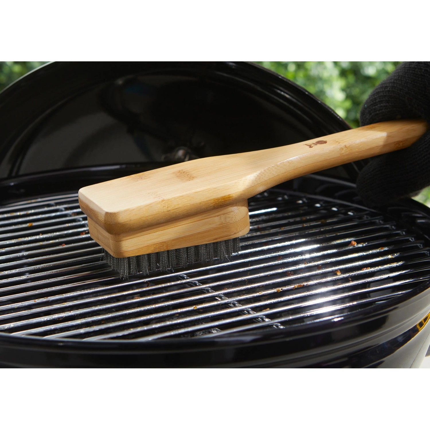 Weber Grillbürste mit Bambusgriff reinigt einen Grillrost. Grillreiniger mit Edelstahlborsten.