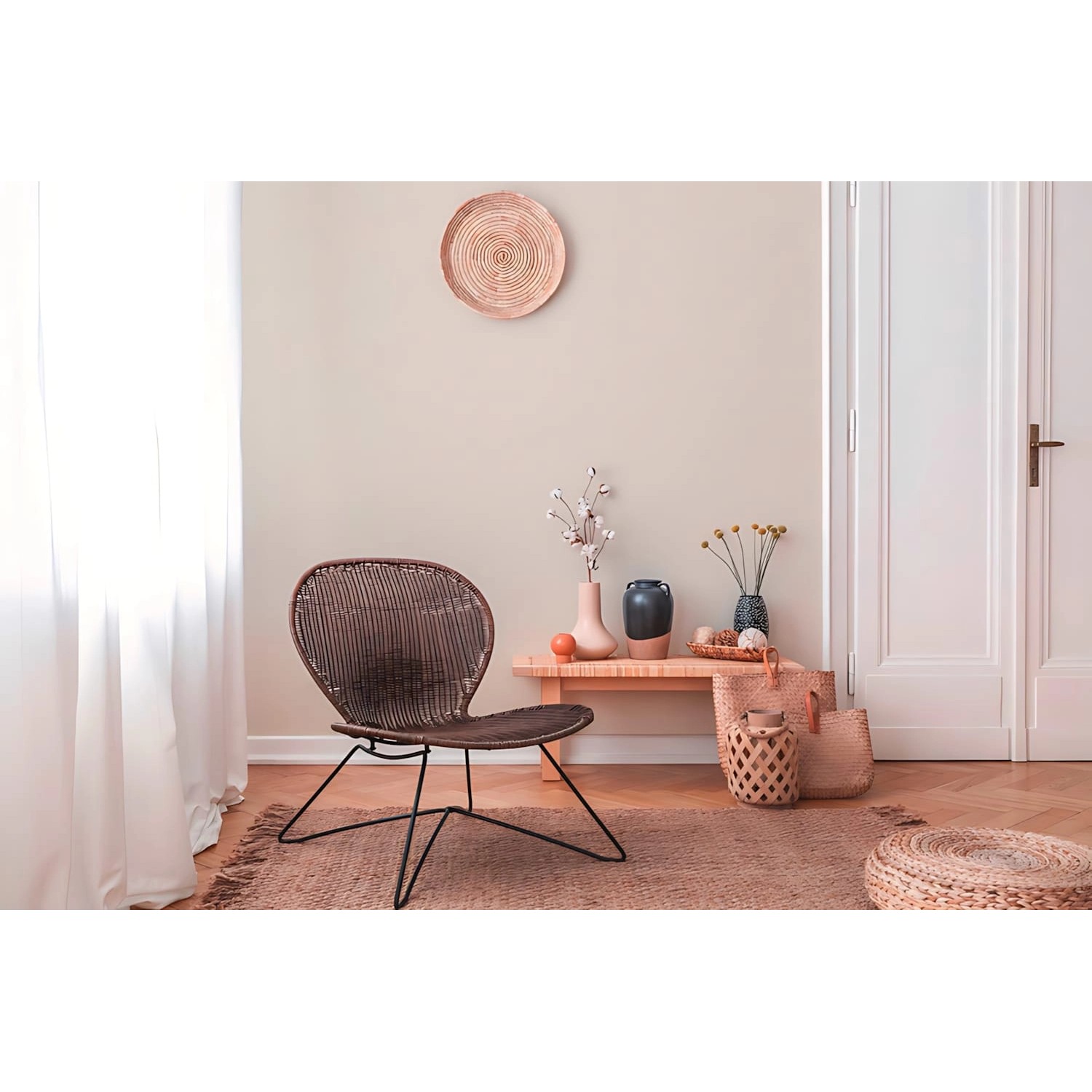 Beige Uni-Tapete (PROFHOME 379536-GU) in Wohnraum-Szene mit Stuhl und Deko.