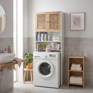 Weißer Waschmaschinenschrank mit 2 Lamellentüren in Holzoptik und offenen Fächern über einer Waschmaschine im Bad. Ideal für Badutensilien.