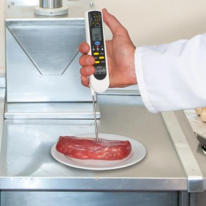 PCE Instruments Infrarotthermometer IR 100 bei der Temperaturmessung von Fleisch.