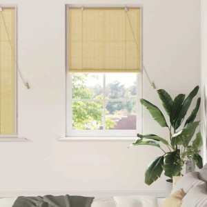 Naturfarbenes Bambus Rollo 90x160 cm am Fenster, Teil der Fensterdekoration.