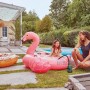 Bosch Akku-Luftpumpe beim Aufpumpen einer Luftmatratze und eines Schwimmrings im Garten.