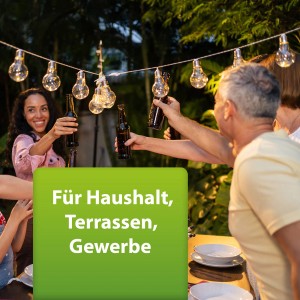 Szene mit Menschen, die im Freien mit Flaschen anstoßen. Geeignet für Haushalt, Terrasse und Gewerbe.