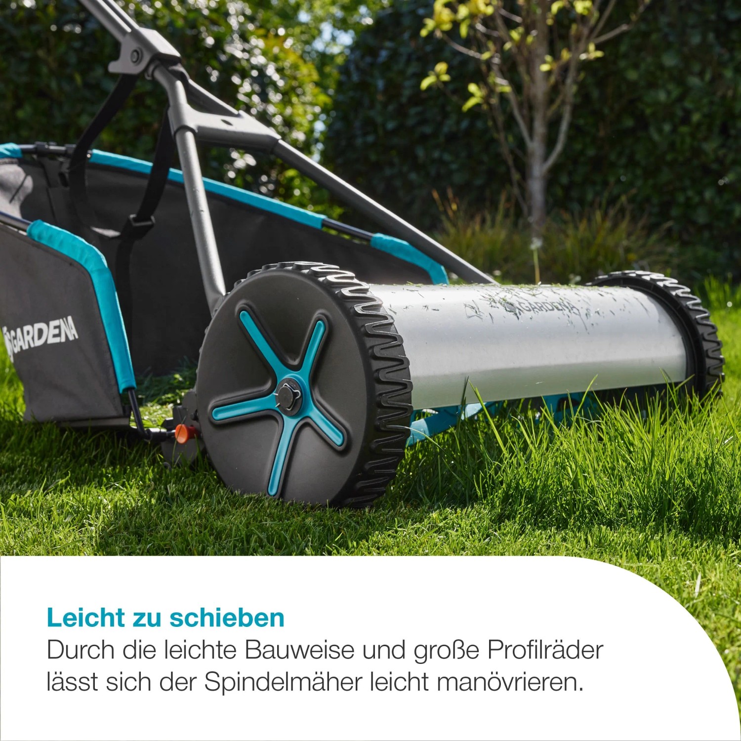 Gardena Spindelmäher Plus 400 mit Fangkorb im Detail auf Rasen.