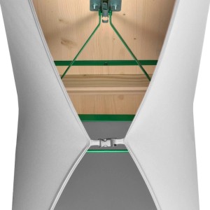 Weiße Beautissu Victoria Stretch-Biertischhusse mit Befestigungsclip, Detail der Unterseite des Tisches mit grünem Gestell.