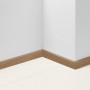 Parador Sockelleiste SL 3 Eiche D022, 40 mm hoch, montiert an einer weißen Wand.
