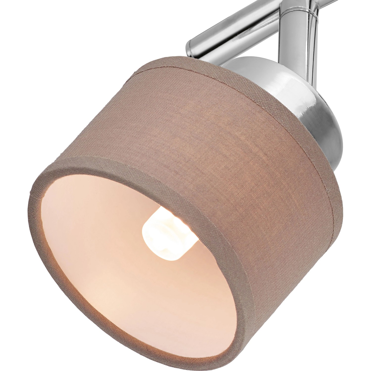 Detailaufnahme: Chromfarbener LED Spot Loreto mit beigem Stoffschirm. Modern und stilvoll.