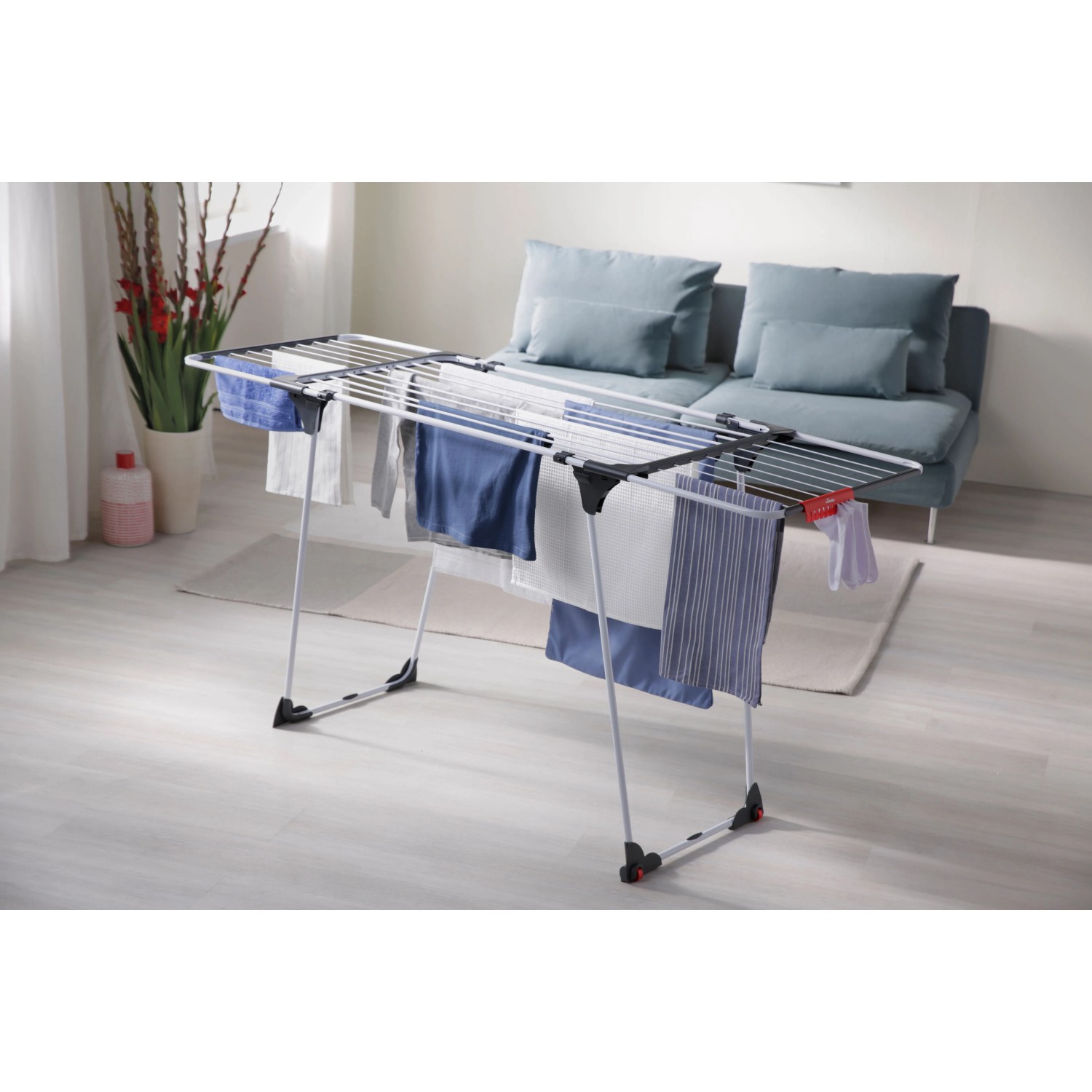 Vileda Wäscheständer Extensive, weiß, mit Wäsche behangen. Flexibel ausziehbar für bis zu 2 Waschmaschinenladungen.
