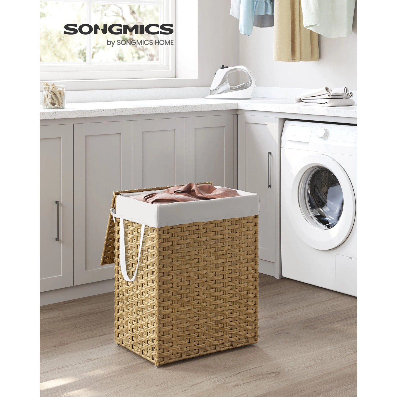 Songmics Wäschesammler Eliott, 90 l, Natur, geflochten mit Deckel und Wäschesack im Badezimmer.