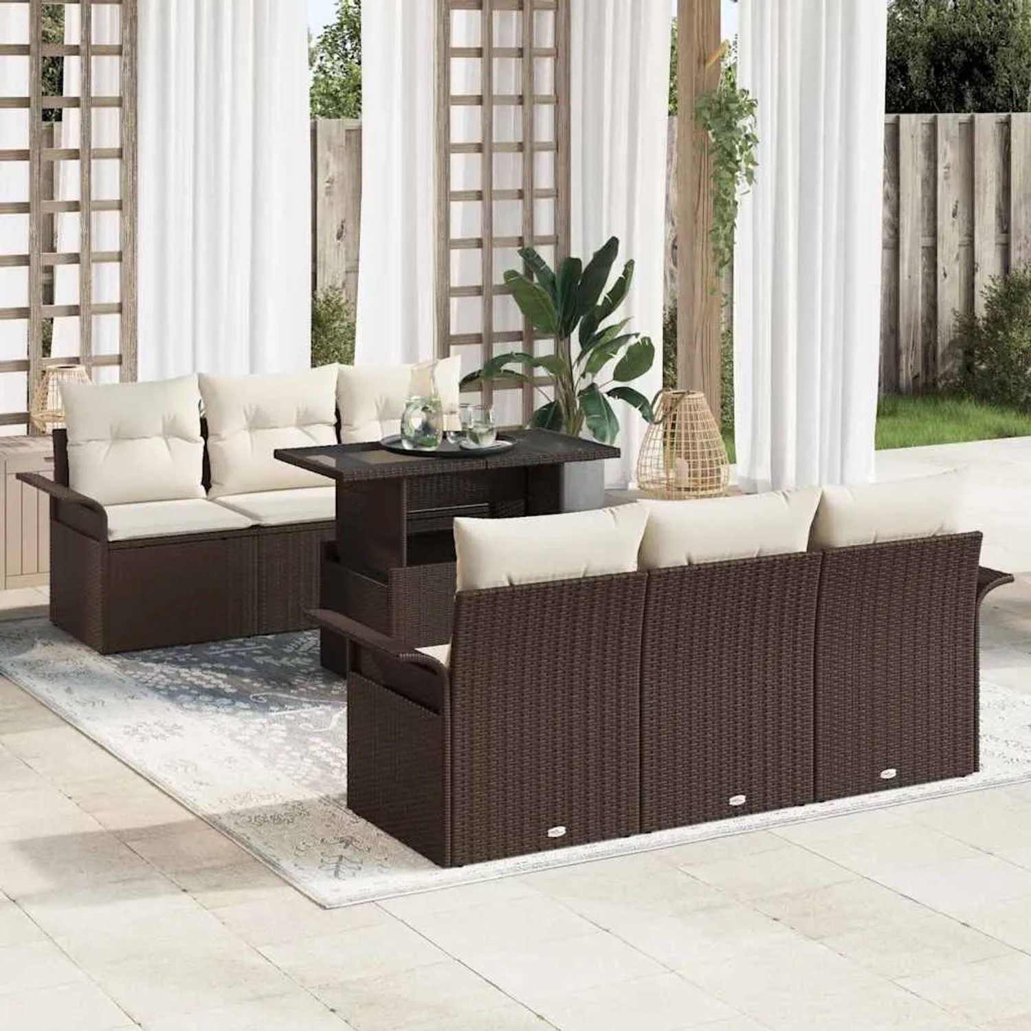 Braunes 7-teiliges Garten-Sofa-Set aus Poly Rattan mit Tisch und Kissen.