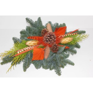 Grabstrauß Nobilis, ca. 70 cm, mit Tannenzweigen, Zapfen und orangefarbener Deko für Gedenktage.