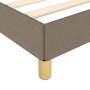 Detailansicht Bettgestell Taupe (140x190 cm) mit Stoffbezug und Holzfüßen.