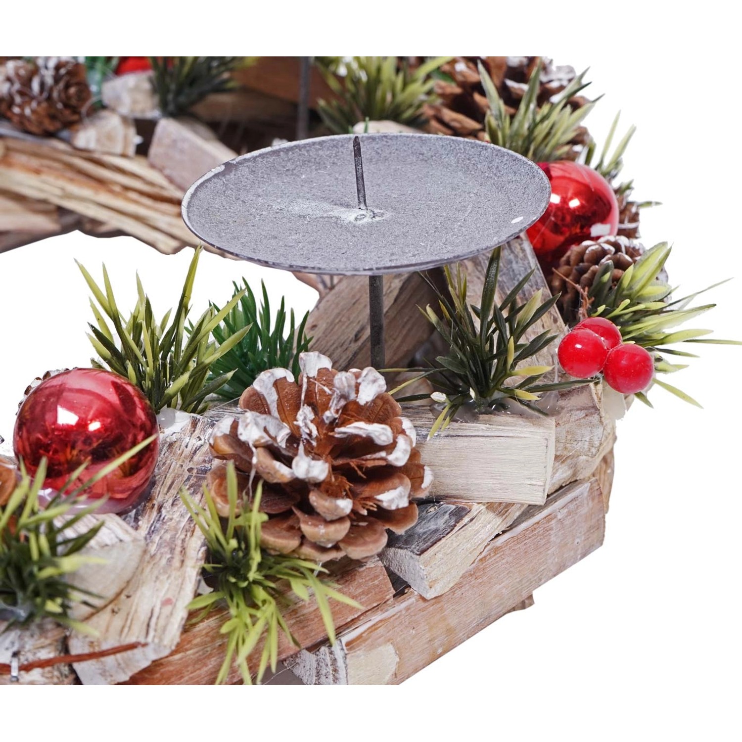 Adventskranz aus Holz mit 4 roten Kerzen, Kugeln, Tannenzapfen und Kunstgrün als Weihnachtsdekoration.
