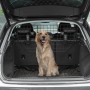 PawHut Hundeschutzgitter, verstellbar, im Kofferraum mit Hund.