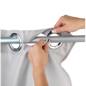 Detailaufnahme: Wenko Duschvorhang Comfort Flex Taupe wird an Duschstange befestigt.