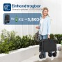 Schwarzer, faltbarer SUNULA Bollerwagen (80L, 100KG) im zusammengeklappten Zustand, getragen von einer Frau.