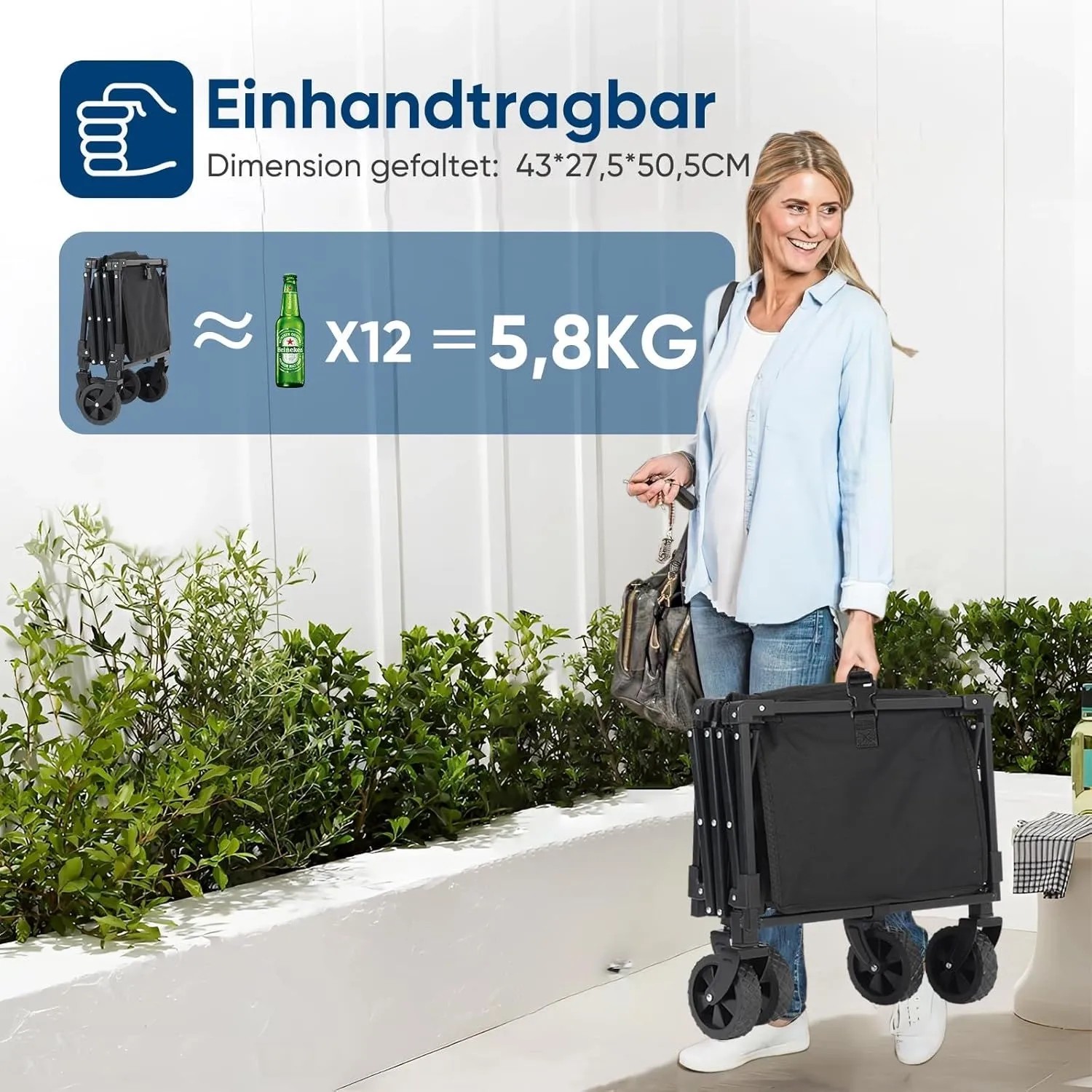 Schwarzer, faltbarer SUNULA Bollerwagen (80L, 100KG) im zusammengeklappten Zustand, getragen von einer Frau.