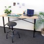 rikta Werkbank 159 cm mit Holzplatte und schwarzem Stahlgestell, genutzt als Schreibtisch mit Laptop.