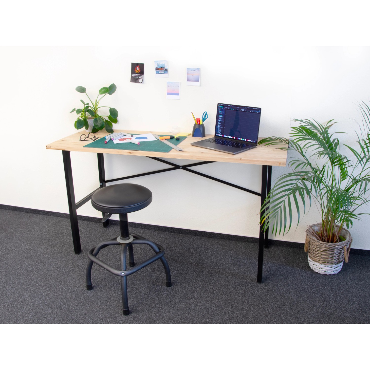 rikta Werkbank 159 cm mit Holzplatte und schwarzem Stahlgestell, genutzt als Schreibtisch mit Laptop.
