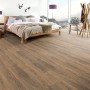 Verlegtes Egger Laminat Classic 10 mm Eiche Toscolano Tabak im Wohnraum mit Möbeln.