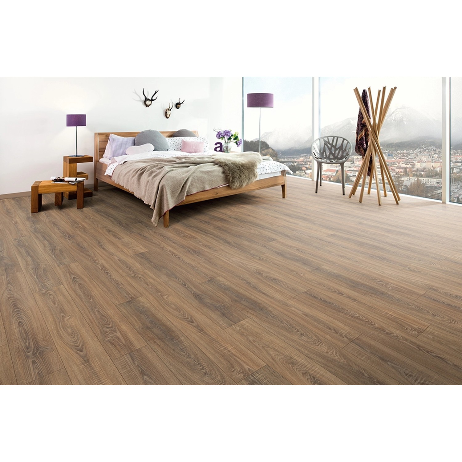 Verlegtes Egger Laminat Classic 10 mm Eiche Toscolano Tabak im Wohnraum mit Möbeln.