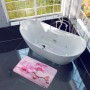 Sanilo Badteppich Blooming (50x80 cm) mit Orchideen-Motiv vor Badewanne.
