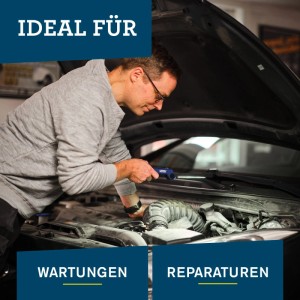 Mann nutzt Rapid LED-Arbeitsleuchte The Mechanic zur Motorraum-Beleuchtung bei Reparatur.