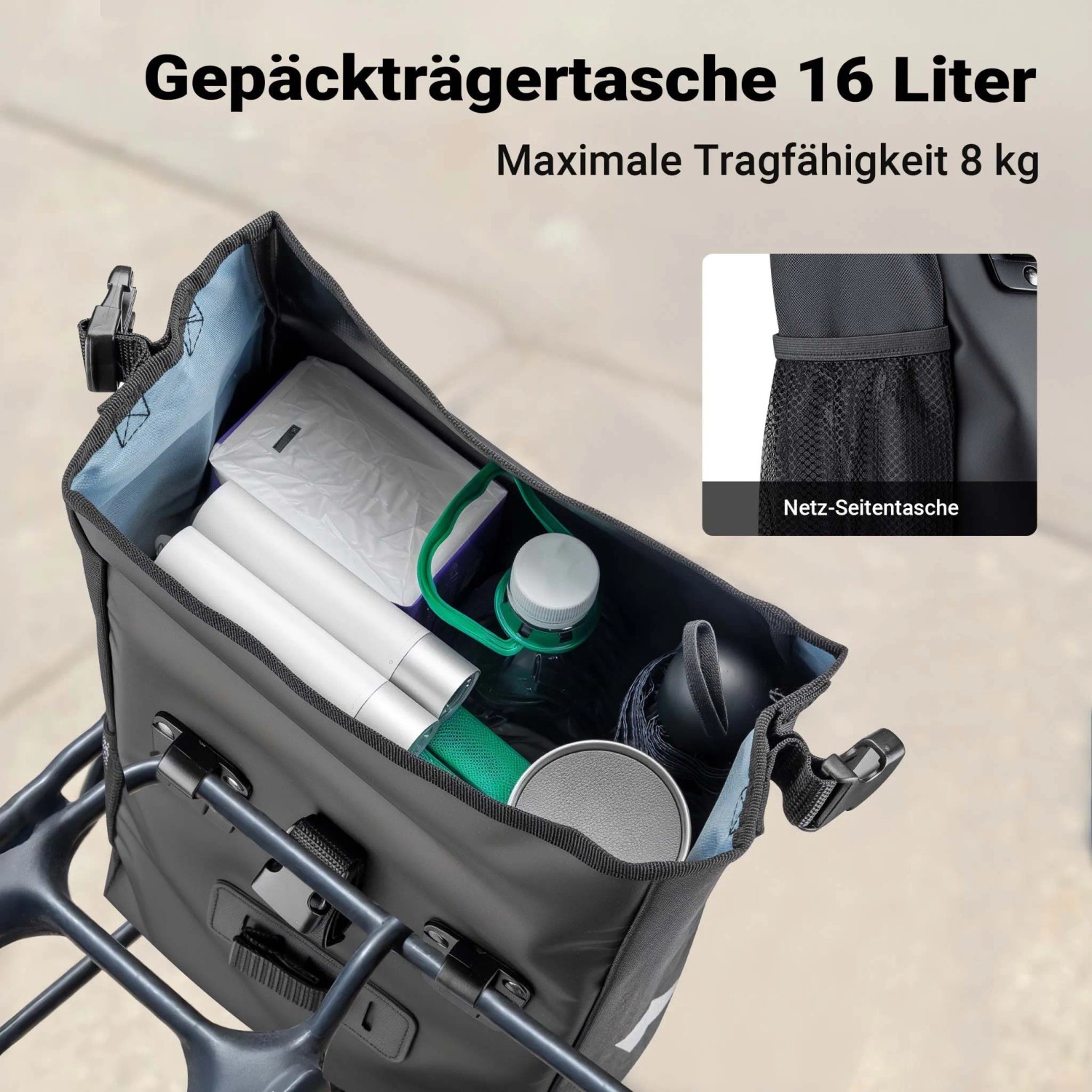 Offene Wiltec Gepäckträgertasche matt schwarz 16L auf Fahrrad, gefüllt mit Flasche, Lautsprecher. Zeigt Netz-Seitentasche. Robust & wasserresistent.