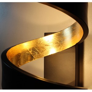 Moderne LED-Wandleuchte Helix in Schwarz-Gold, spiralförmiges Design, warmweißes Licht.
